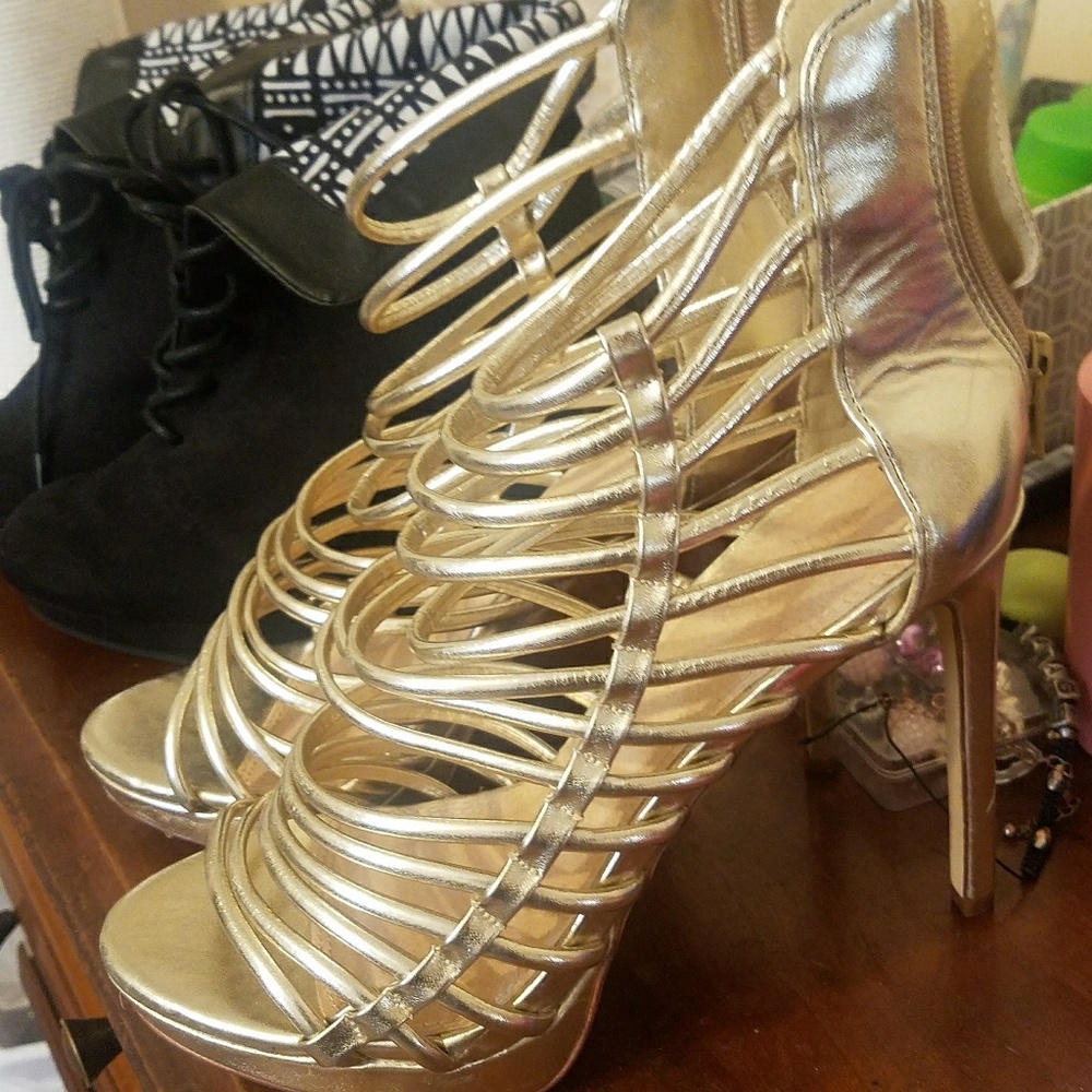 Gold stiletto pumps